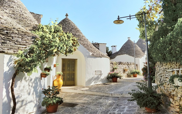 Chiêm ngưỡng vẻ đẹp cổ kính của thị trấn Alberobello khi du lịch Ý